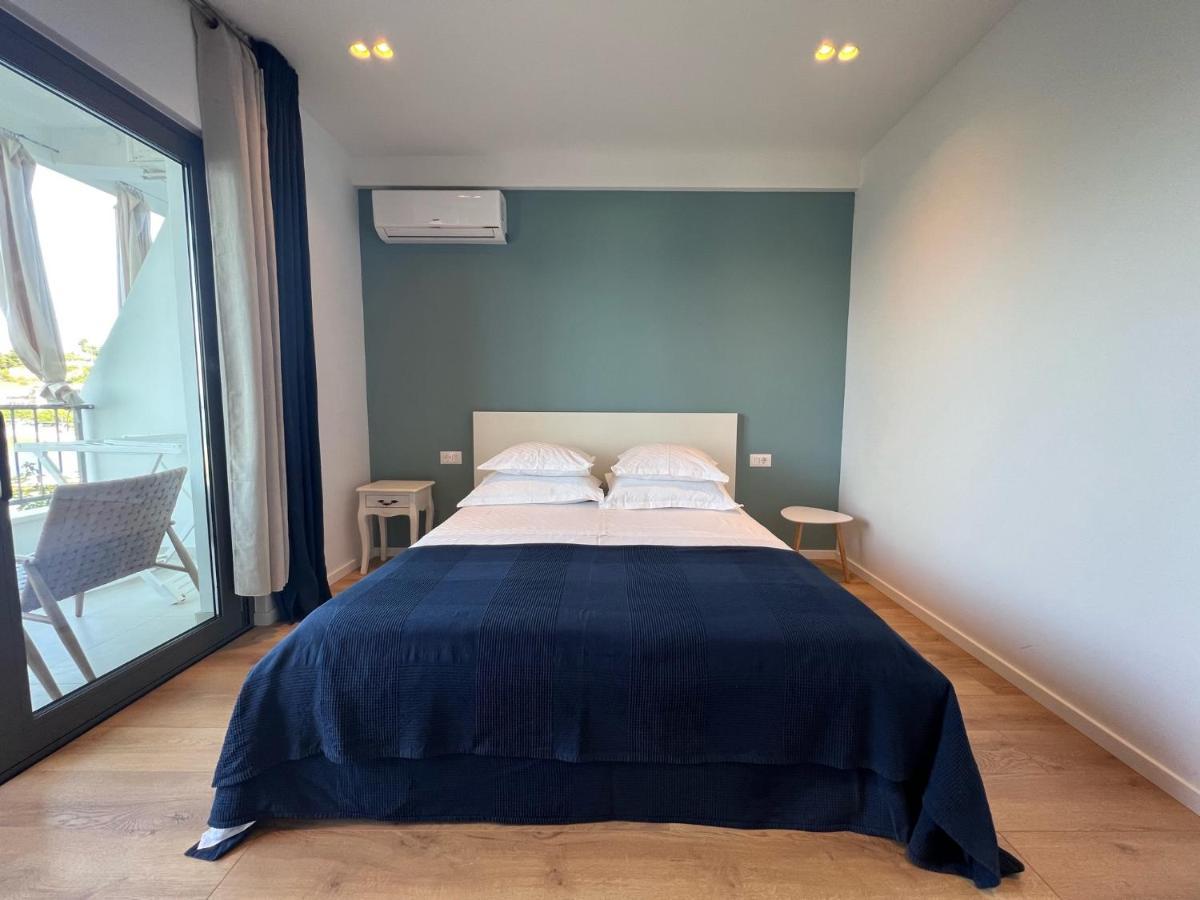 Beachfront Comfort Apartments Sinajko Podgora Eksteriør billede