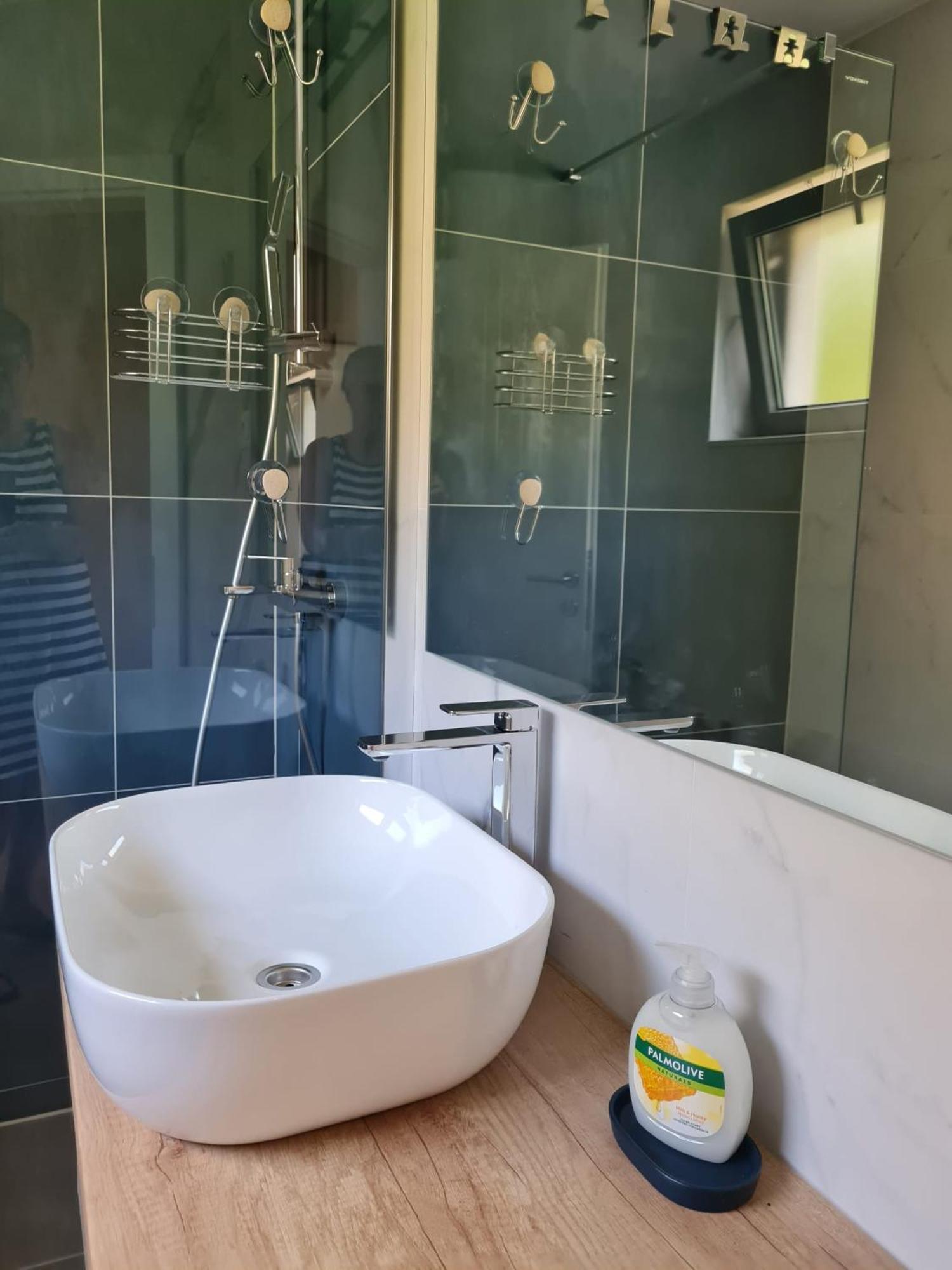 Beachfront Comfort Apartments Sinajko Podgora Værelse billede